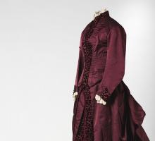 Two-piece full-length dress consisting of a bodice and a skirt in burgundy duchess satin with inserts of cut velvet in a geometric and floral pattern